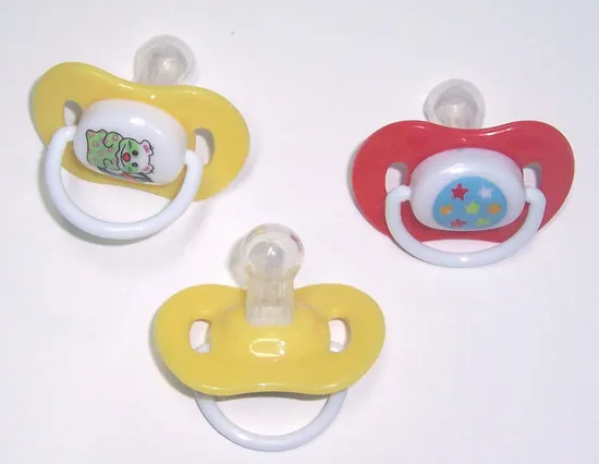 Hochwertiges LSR-Flüssigsilikonkautschukmaterial wird hauptsächlich zur Herstellung von Babyschnullern, Babyfütterungssaugern, Babyfütterungsflaschen und Babyschnullern verwendet.